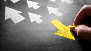 Organizational change? Image with yellow arrow versus white arrows